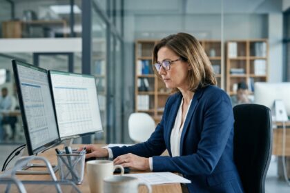 Responsable financière analysant des tableaux de charges d'exploitation dans un bureau moderne